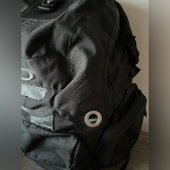 Oakley Vintage Black Men's Backpack - Picture 4 of 16